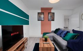 Stunning 3 Bed Abode Great Location With Parking